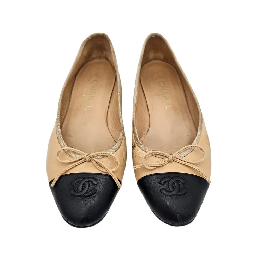 Chanel CC Cap Toe Ballet Flat Beige Tan Black Leather Slipper Size 38.5 7.5 8